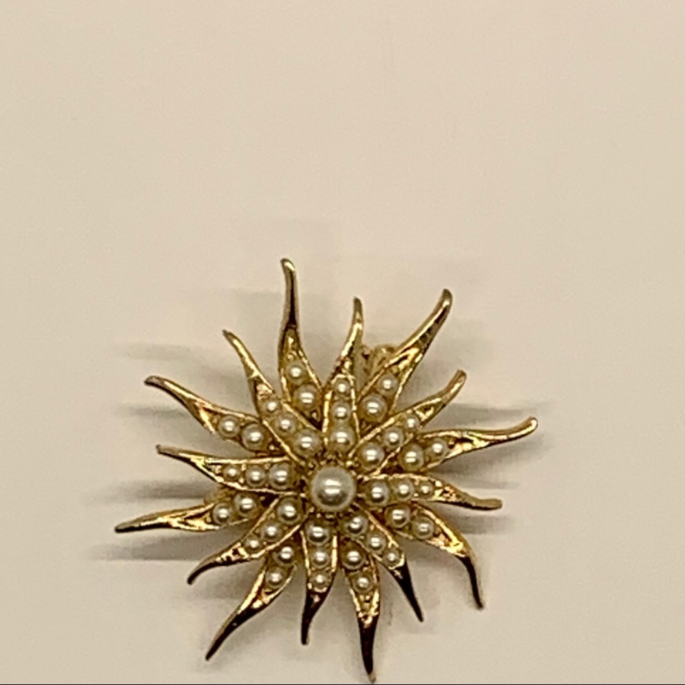 Vintage Dainty gold pearl burst pin